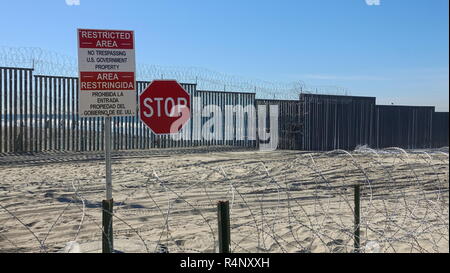 San Diego, California, Stati Uniti d'America. 27 Novembre, 2018. Le tensioni sono alte in US-Messico frontiera e hanno portato ad un aumento di fortificazioni lungo la recinzione a credito: Simone Hogan/Alamy Live News Foto Stock