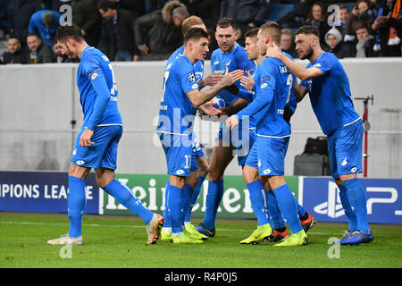 (181128) -- SINSHEIM, Nov 28 2018 (Xinhua) -- giocatori di Hoffenheim celebrare rigature durante la UEFA Champions League Group F match tra TSG 1899 Hoffenheim e FC Shakhtar Donetsk a Rhein-Neckar-Arena, Sinsheim, Repubblica federale di Germania il 9 novembre 27, 2018. Shakhtar Donetsk ha vinto 3-2. (Xinhua/Ulrich Hufnagel) Credito: Ulrich Hufnagel/Xinhua/Alamy Live News Foto Stock