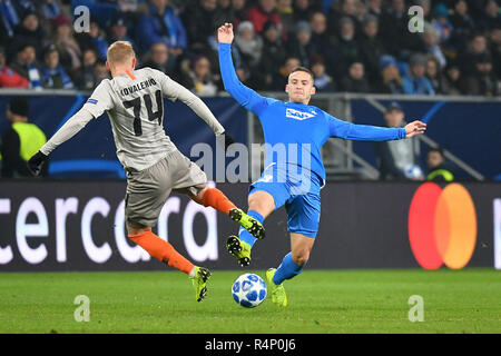 (181128) -- SINSHEIM, Nov 28 2018 (Xinhua) -- Viktor Kovalenko (L) di Shakhtar Donetsk vies con Pavel Kaderabek di Hoffenheim durante la UEFA Champions League Group F match tra TSG 1899 Hoffenheim e FC Shakhtar Donetsk a Rhein-Neckar-Arena, Sinsheim, Repubblica federale di Germania il 9 novembre 27, 2018. Shakhtar Donetsk ha vinto 3-2. (Xinhua/Ulrich Hufnagel) Credito: Ulrich Hufnagel/Xinhua/Alamy Live News Foto Stock