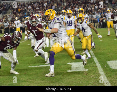 Novembre 24, 2018 College Station, TX...LSU Tigers quarterback, Joe Burrow (9), rendendo il gioco durante il NCAA Football gioco tra il Texas A&M Aggies e la LSU Tigers, in College Station, TX. (Assoluta fotografo completo & Company Credit: Giuseppe Calomeni / MarinMedia.org / Cal Sport Media) Foto Stock