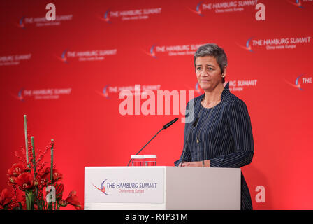 (181128) -- Amburgo, nov. 28, 2018 (Xinhua) -- Margrethe Vestager, il commissario europeo per la concorrenza, indirizzi alla cerimonia di chiusura del Vertice di Amburgo ad Amburgo, Germania, nov. 27, 2018. Tedesco e funzionari europei martedì chiamato per una più robusta UE-Cina cravatte per promuovere una regola basata su scambi globali di sistema al termine della due giorni di vertice di Amburgo. (Xinhua/Shan Yuqi) (aa) Foto Stock