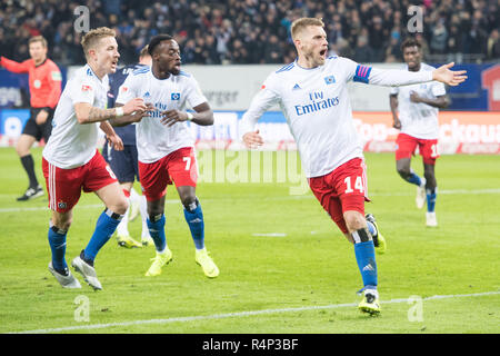 Amburgo, Deutschland. 26 Nov, 2018. Il portiere Aaron HUNT (destra, HH) cheers con Lewis HOLTBY (sinistra, HH) e Khaled NAREY (HH) oltre l'obiettivo di renderlo 1-1 per HSV Amburgo Amburgo Amburgo, giubilo, tifo, tifo, gioia, entusiasmo, celebrare, goaljubel, figura intera, Soccer 2. Bundesliga, 14. Giornata, Hamburg Amburgo Amburgo (HH) - Unione europea Berlino (unione) 2: 2, su 26.11.2018 in Hamburg/Germania. € | Utilizzo di credito in tutto il mondo: dpa/Alamy Live News Foto Stock