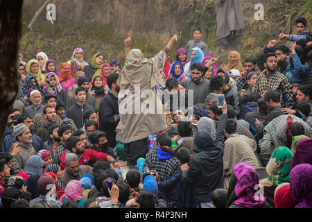 Un gran numero di persone ai funerali di presunti militanti Shakir Hassan Dar nel villaggio Rathsuna del f o lle nel quartiere indiano Kashmir amministrato il 27 novembre 2018. 27 Nov, 2018. Dar, chi è sospettato di appartenere al gruppo Ansar Ghazwat-ul-Hind gruppo militante, è stato ucciso in uno scontro a fuoco con le forze indiane nel Reshipora area di f o lle. Il gunfight in f o lle conseguita dopo le forze indiane cordoned fuori di un'area per affrontare militanti hanno creduto di essere in esso. Due militanti del Lashker-e-Taiba gruppo sono stati anche uccisi nell incontro Credito: Muzamil Mattoo/IMAGESLIVE/ZUMA filo/Alamy Live News Foto Stock