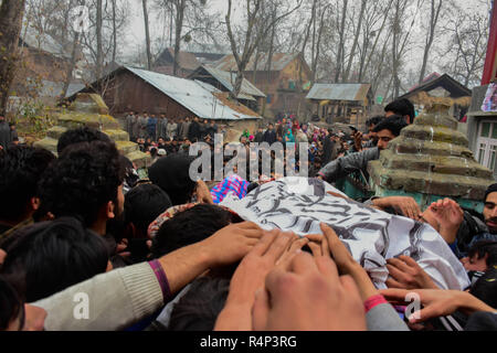 Un gran numero di persone ai funerali di presunti militanti Shakir Hassan Dar nel villaggio Rathsuna del f o lle nel quartiere indiano Kashmir amministrato il 27 novembre 2018. 27 Nov, 2018. Dar, chi è sospettato di appartenere al gruppo Ansar Ghazwat-ul-Hind gruppo militante, è stato ucciso in uno scontro a fuoco con le forze indiane nel Reshipora area di f o lle. Il gunfight in f o lle conseguita dopo le forze indiane cordoned fuori di un'area per affrontare militanti hanno creduto di essere in esso. Due militanti del Lashker-e-Taiba gruppo sono stati anche uccisi nell incontro Credito: Muzamil Mattoo/IMAGESLIVE/ZUMA filo/Alamy Live News Foto Stock