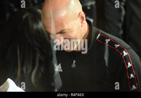 Hangzhou, Hangzhou, Cina. 28 Nov, 2018. Hangzhou, Cina-leggenda del calcio Zinedine Zidane mostra in un evento promozionale di un marchio sportivo in Hangzhou, nella provincia di Zhejiang. Credito: SIPA Asia/ZUMA filo/Alamy Live News Foto Stock