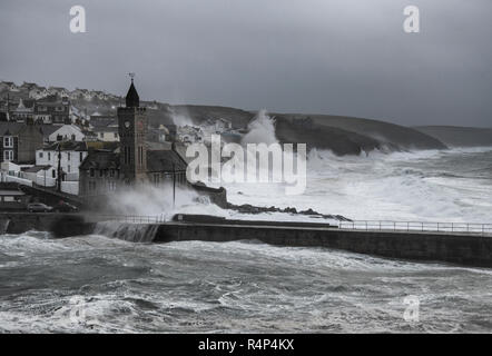 Porthleven, Cornwall. 28 Novembre, 2018. Tempesta Diana hits Porthleven Cornwall 28-11-2018 Credito: kathleen bianco/Alamy Live News Foto Stock