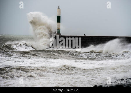 Aberystwyth Wales UK, 28/11/2018 UK Meteo : Storm Diana, con presenza di raffiche di vento fino a 60 o 70 mph, combinata con una alta marea, offre enormi ondate percosse il mare difese in Aberystwyth su Cardigan Bay costa del Galles occidentale. Il Met Office britannico ha emesso un avviso di colore giallo per il vento di oggi e di domani per la parte occidentale delle isole britanniche, con il rischio di danni alla proprietà e la probabile interruzione del viaggio. Photo credit Keith Morris / Alamy Live News Foto Stock