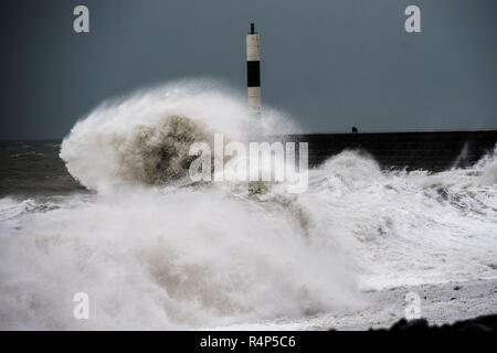 Aberystwyth Wales UK, 28/11/2018 UK Meteo : Storm Diana, con presenza di raffiche di vento fino a 60 o 70 mph, combinata con una alta marea, offre enormi ondate percosse il mare difese in Aberystwyth su Cardigan Bay costa del Galles occidentale. Il Met Office britannico ha emesso un avviso di colore giallo per il vento di oggi e di domani per la parte occidentale delle isole britanniche, con il rischio di danni alla proprietà e la probabile interruzione del viaggio. Photo credit Keith Morris / Alamy Live News Foto Stock