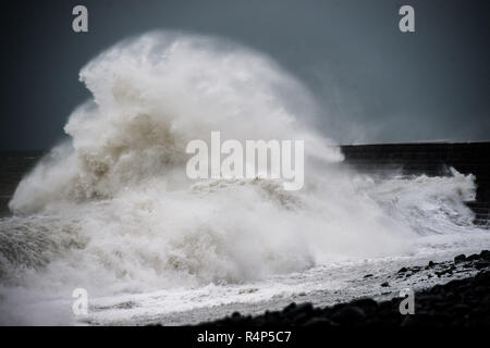 Aberystwyth Wales UK, 28/11/2018 UK Meteo : Storm Diana, con presenza di raffiche di vento fino a 60 o 70 mph, combinata con una alta marea, offre enormi ondate percosse il mare difese in Aberystwyth su Cardigan Bay costa del Galles occidentale. Il Met Office britannico ha emesso un avviso di colore giallo per il vento di oggi e di domani per la parte occidentale delle isole britanniche, con il rischio di danni alla proprietà e la probabile interruzione del viaggio. Photo credit Keith Morris / Alamy Live News Foto Stock