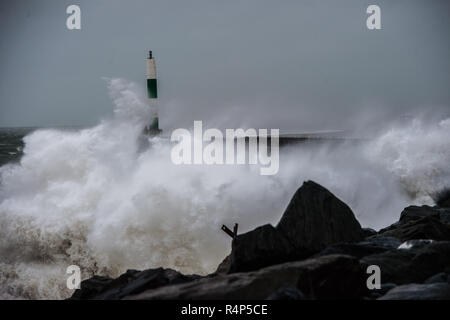 Aberystwyth Wales UK, 28/11/2018 UK Meteo : Storm Diana, con presenza di raffiche di vento fino a 60 o 70 mph, combinata con una alta marea, offre enormi ondate percosse il mare difese in Aberystwyth su Cardigan Bay costa del Galles occidentale. Il Met Office britannico ha emesso un avviso di colore giallo per il vento di oggi e di domani per la parte occidentale delle isole britanniche, con il rischio di danni alla proprietà e la probabile interruzione del viaggio. Photo credit Keith Morris / Alamy Live News Foto Stock