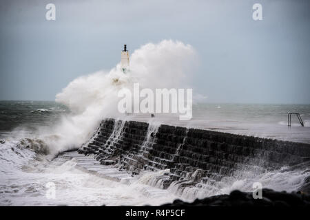 Aberystwyth Wales UK, 28/11/2018 UK Meteo : Storm Diana, con presenza di raffiche di vento fino a 60 o 70 mph, combinata con una alta marea, offre enormi ondate percosse il mare difese in Aberystwyth su Cardigan Bay costa del Galles occidentale. Il Met Office britannico ha emesso un avviso di colore giallo per il vento di oggi e di domani per la parte occidentale delle isole britanniche, con il rischio di danni alla proprietà e la probabile interruzione del viaggio. Photo credit Keith Morris / Alamy Live News Foto Stock