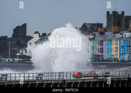 Aberystwyth Wales UK, 28/11/2018 UK Meteo : Storm Diana, con presenza di raffiche di vento fino a 60 o 70 mph, combinata con una alta marea, offre enormi ondate percosse il mare difese in Aberystwyth su Cardigan Bay costa del Galles occidentale. Il Met Office britannico ha emesso un avviso di colore giallo per il vento di oggi e di domani per la parte occidentale delle isole britanniche, con il rischio di danni alla proprietà e la probabile interruzione del viaggio. Photo credit Keith Morris / Alamy Live News Foto Stock