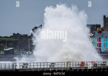 Aberystwyth Wales UK, 28/11/2018 UK Meteo : Storm Diana, con presenza di raffiche di vento fino a 60 o 70 mph, combinata con una alta marea, offre enormi ondate percosse il mare difese in Aberystwyth su Cardigan Bay costa del Galles occidentale. Il Met Office britannico ha emesso un avviso di colore giallo per il vento di oggi e di domani per la parte occidentale delle isole britanniche, con il rischio di danni alla proprietà e la probabile interruzione del viaggio. Photo credit Keith Morris / Alamy Live News Foto Stock