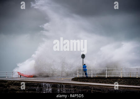 Aberystwyth Wales UK, 28/11/2018 UK Meteo : Storm Diana, con presenza di raffiche di vento fino a 60 o 70 mph, combinata con una alta marea, offre enormi ondate percosse il mare difese in Aberystwyth su Cardigan Bay costa del Galles occidentale. Il Met Office britannico ha emesso un avviso di colore giallo per il vento di oggi e di domani per la parte occidentale delle isole britanniche, con il rischio di danni alla proprietà e la probabile interruzione del viaggio. Photo credit Keith Morris / Alamy Live News Foto Stock