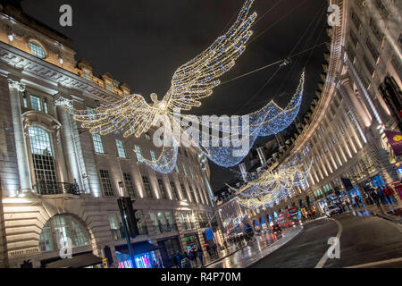 Regents Street, Londra, Regno Unito. 27 Novembre 2018 : le spettacolari luci di Natale la visualizzazione sul Regents Street a Londra la scorsa notte con meno di un mese per andare fino a quando il giorno di Natale. Credito: Phil Rees/Alamy Live News Foto Stock