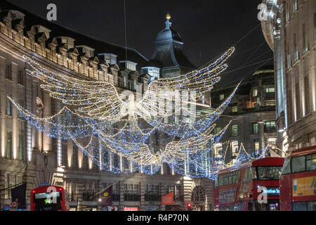 Regents Street, Londra, Regno Unito. 27 Novembre 2018 : le spettacolari luci di Natale la visualizzazione sul Regents Street a Londra la scorsa notte con meno di un mese per andare fino a quando il giorno di Natale. Credito: Phil Rees/Alamy Live News Foto Stock