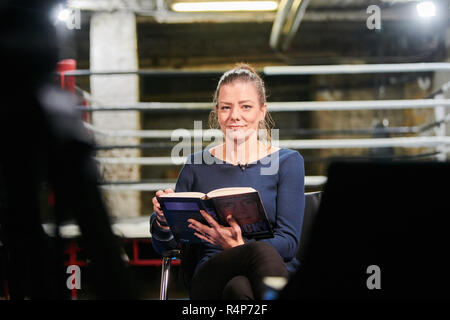 Berlino, Germania. 26 Nov, 2018. Janina Michalke, la figlia del mortalmente feriti ex-boxing campione del mondo Graciano Rocchigiani, sorge nelle leggende palestra durante una intervista del DPA. È lei a sfogliare il libro "Rocky - inflessibile all'ultimo round' da Grengel. Suo padre era roccioso fino a poco prima della sua morte il 1.10.2018 ancora e ancora una valutazione in questo studio di inscatolamento e addestrato il suo protégés qui. (A DPA: 'Rocchigiani figlia alcool rende responsabile per la morte dei boxer' dal 28.11.2018) Credito: Annette Riedl/dpa/Alamy Live News Foto Stock