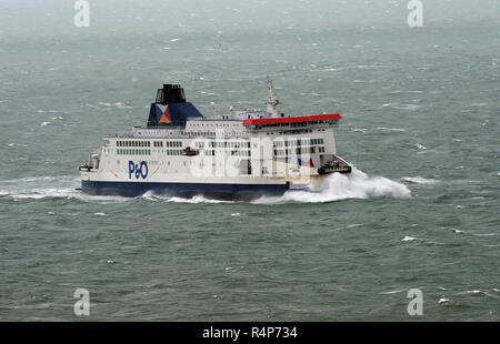 Porto di Dover. 28 Nov 2018. Regno Unito: Meteo come tempesta Diana spazza il Regno Unito traghetti voce al Porto di Dover esperienza di onde alte e di scarsa visibilità come essi attraversano il Canale Inglese Credito: MARTIN DALTON/Alamy Live News Foto Stock