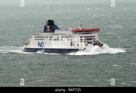 Porto di Dover. 28 Nov 2018. Regno Unito: Meteo come tempesta Diana spazza il Regno Unito traghetti voce al Porto di Dover esperienza di onde alte e di scarsa visibilità come essi attraversano il Canale Inglese Credito: MARTIN DALTON/Alamy Live News Foto Stock