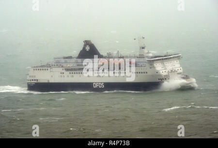 Porto di Dover. 28 Nov 2018. Regno Unito: Meteo come tempesta Diana spazza il Regno Unito traghetti voce al Porto di Dover esperienza di onde alte e di scarsa visibilità come essi attraversano il Canale Inglese Credito: MARTIN DALTON/Alamy Live News Foto Stock