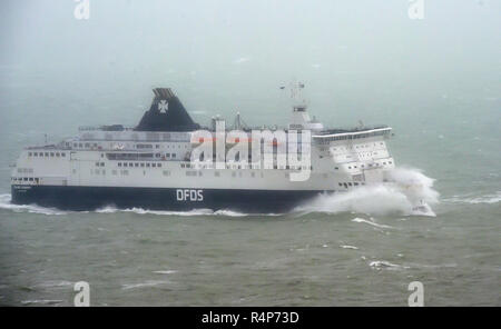 Porto di Dover. 28 Nov 2018. Regno Unito: Meteo come tempesta Diana spazza il Regno Unito traghetti voce al Porto di Dover esperienza di onde alte e di scarsa visibilità come essi attraversano il Canale Inglese Credito: MARTIN DALTON/Alamy Live News Foto Stock