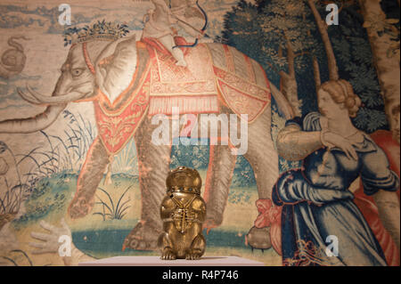 Mayfair e St. James's, Londra, Regno Unito. 28 Novembre, 2018. A Londra la settimana d'arte combina vendita speciale Mostre e Aste con manifestazioni una tantum ad esplorare 5000 anni di arte. Immagine: abbeveratoio in forma di una marmotta, sud della Germania circa 1600, in argento dorato, turchese (290.000 euro) con un arazzo dalla storia di Venere narrativo, xvi c. Bruxelles la tessitura. Galerie Neuse & S. Franses, Londra. Credito: Malcolm Park/Alamy Live News. Foto Stock