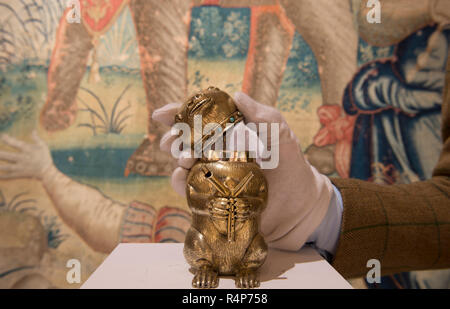 Mayfair e St. James's, Londra, Regno Unito. 28 Novembre, 2018. A Londra la settimana d'arte combina vendita speciale Mostre e Aste con manifestazioni una tantum ad esplorare 5000 anni di arte. Immagine: abbeveratoio in forma di una marmotta, sud della Germania circa 1600, in argento dorato, turchese (290.000 euro) con un arazzo dalla storia di Venere narrativo, xvi c. Bruxelles la tessitura. Galerie Neuse & S. Franses, Londra. Credito: Malcolm Park/Alamy Live News. Foto Stock