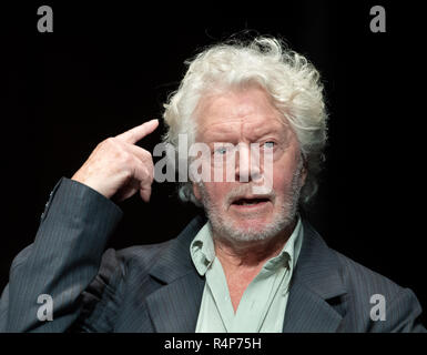 Il 25 novembre 2018, Baden-Wuerttemberg, Stoccarda: l'ex ballerina Egon Madsen (r) ripete il pezzo "Il ritorno di Don Q'. Il vecchio star sarà di nuovo sul palco il 29 novembre. Il coreografo Spuck ha rivisto la Tanzrevue. Foto: Bernd Weißbrod/dpa Foto Stock