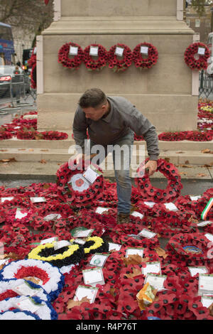 Londra REGNO UNITO. Il 28 novembre 2018. Lavoratori rimuovere il papavero ghirlande che sono state poste sul ricordo domenica presso il cenotafio in Whitehall che ha celebrato il centenario della fine della Prima Guerra Mondiale nel 1918 Credit: amer ghazzal/Alamy Live News Foto Stock