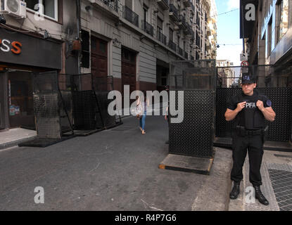 Buenos Aires, Argentina. 28 Nov, 2018. Poliziotti di guardia dell'ingresso a una strada di fronte al vertice del G20. Migliaia di poliziotti e agenti di sicurezza al fine di proteggere l'area durante i due giorni del Vertice G20 di capi di Stato e di governo (30.11./1.12.). Credito: Carlos Brigo/dpa/Alamy Live News Foto Stock