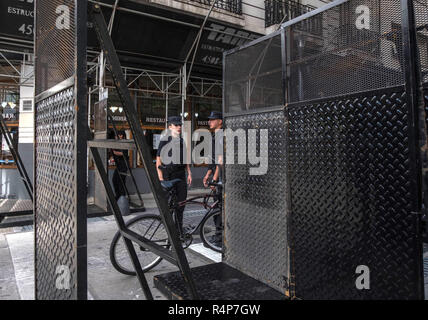 Buenos Aires, Argentina. 28 Nov, 2018. Poliziotti di guardia dell'ingresso a una strada di fronte al vertice del G20. Migliaia di poliziotti e agenti di sicurezza al fine di proteggere l'area durante i due giorni del Vertice G20 di capi di Stato e di governo (30.11./1.12.). Credito: Carlos Brigo/dpa/Alamy Live News Foto Stock