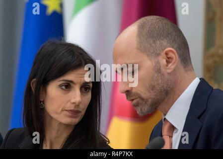 Foto di Fabrizio Corradetti/LaPresse 28 novembre 2018 Roma, Italia Cronaca Sala Protomoteca, presentazione della XXV Maratona Internazionale di Roma Nella foto: Virginia Raggi, Daniele Frongia Foto Fabrizio Corradetti/LaPresse 28 Novembre, 2018 Roma, Italia Sala della Protomoteca, presentazione della XXV Roma Maratona Internazionale nella foto: Virginia Raggi, Daniele Frongia Foto Stock