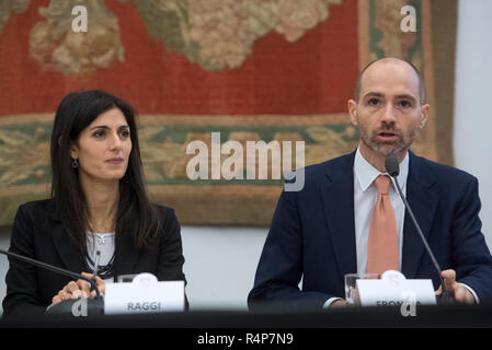 Foto di Fabrizio Corradetti/LaPresse 28 novembre 2018 Roma, Italia Cronaca Sala Protomoteca, presentazione della XXV Maratona Internazionale di Roma Nella foto: Virginia Raggi, Daniele Frongia Foto Fabrizio Corradetti/LaPresse 28 Novembre, 2018 Roma, Italia Sala della Protomoteca, presentazione della XXV Roma Maratona Internazionale nella foto: Virginia Raggi, Daniele Frongia Foto Stock