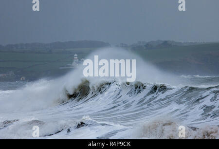 Myrtleville, Cork, Irlanda. 28 Novembre,2018. Roches Point lighthouse in background come grandi onde infrangersi sulla riva durante la tempesta Diana a Myrtleville, Co. Cork, Irlanda. Credito: David Creedon/Alamy Live News Foto Stock