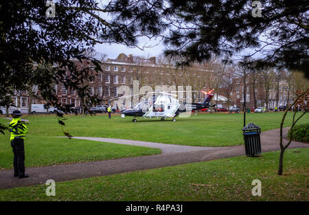 Worthing Sussex, Regno Unito. 28 Novembre 2018 - Il Kent Surrey & Sussex Air Ambulance decolla da Steyne Gardens in Worthing dopo la risposta a una relazione di un uomo caduto da un parcheggio in Worthing . Forze di polizia sono stati avvisati al centro Guildbourne parcheggio auto da South East Coast ambulanza circa 2,08 pm Mercoledì (28 novembre). Credito: Simon Dack/Alamy Live News Foto Stock