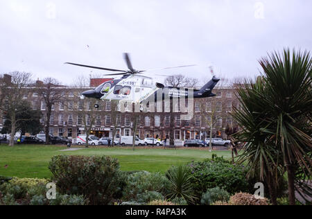 Worthing Sussex, Regno Unito. 28 Novembre 2018 - Il Kent Surrey & Sussex Air Ambulance decolla da Steyne Gardens in Worthing dopo la risposta a una relazione di un uomo caduto da un parcheggio in Worthing . Forze di polizia sono stati avvisati al centro Guildbourne parcheggio auto da South East Coast ambulanza circa 2,08 pm Mercoledì (28 novembre). Credito: Simon Dack/Alamy Live News Foto Stock