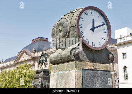 Orologi antichi all'aperto nella parte anteriore della statua equestre di Federico il Grande a east end di Unter den Linden street a Berlino, Germania. Sul lato Foto Stock