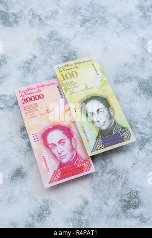 Venezuela Bolivar banconote in finta pietra b/GD - per l'iperinflazione nell'economia venezuelana, dove le banconote sono quasi inutili. Vedere Addit. Note Foto Stock