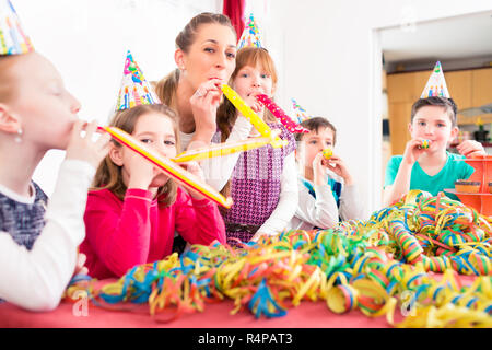 I bambini in festa di compleanno con il divertimento Foto Stock