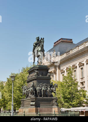 Statua equestre di Federico il Grande a east end di Unter den Linden street. Progettato nel 1839 da Rauch e inaugurato nel 1851. Foto Stock