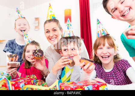 Bambini aventi tortine festeggia il compleanno Foto Stock