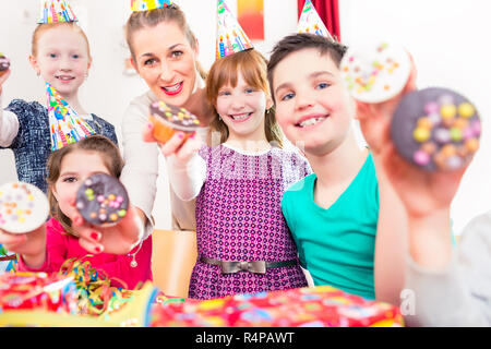 I bambini che mostrano le torte di muffin alla festa di compleanno Foto Stock