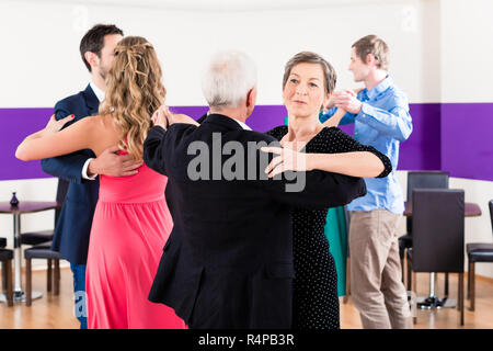 Gruppo di persone che ballano in corso di danza Foto Stock