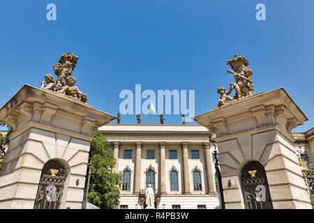 Statue di gate closeup a giornata soleggiata di fronte all università di Berlino, Germania. Foto Stock