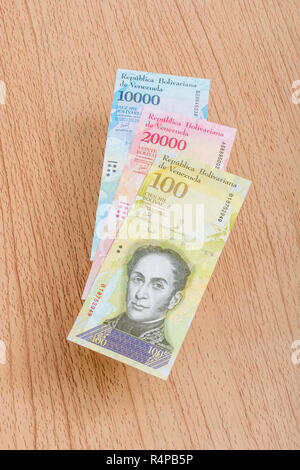 Venezuela Bolivar banconote in finto legno b/GD - per l'iperinflazione nell'economia venezuelana, dove le banconote sono quasi inutili. Vedere Addit. Note Foto Stock