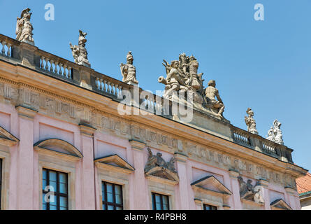 Zeughaus o vecchio arsenale scultura del tetto. Ora è il Museo Storico Tedesco a Berlino, Germania. Foto Stock