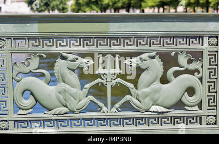 Ghisa la struttura a reticolo con personaggi mitici del ponte Palace closeup a Berlino, Germania. Foto Stock