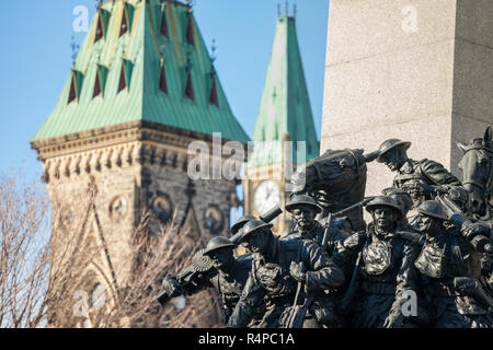 National War Memorial di Ottawa, Ontario, Canada, di fronte al parlamento canadese, con le sue statue di soldati della Prima Guerra Mondiale, dedicata a Foto Stock