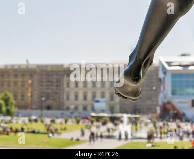 Statua del guerriero tallone all'ingresso Altes Museum di Berlino in Germania. Parco Lustgarten in background. Foto Stock