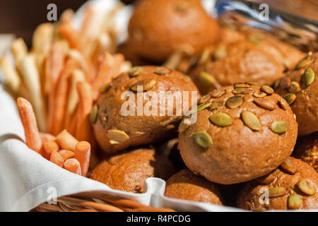 Pane appena sfornato frumento rubicondo appetitosi panini freschi con semi closeup Foto Stock